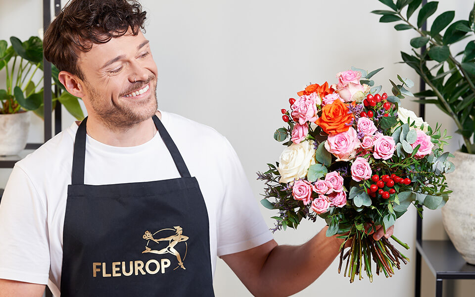 Fleurop-Blog Florist mit Strauß