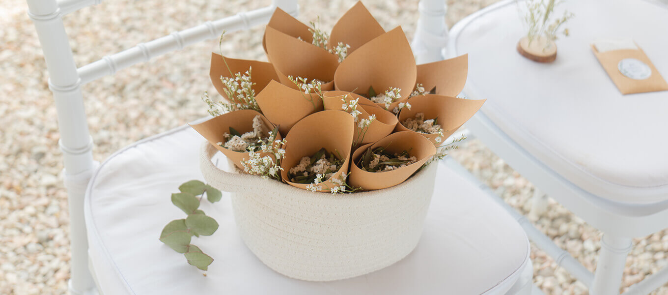 Nachhaltiges Konfetti aus Schleierkraut & Eukalyptus als Streudeko für Eure Hochzeit Mehrere Papiertüten mit Konfetti aus Blüten befüllt