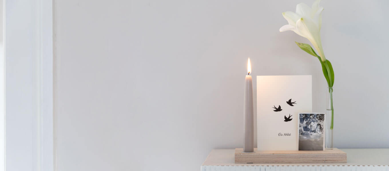 Trauergeschenk selber machen - Bastel-Idee kleine Holzleiste, mit Trauerkarte, weißer Blume, einem Foto und einer Kerze