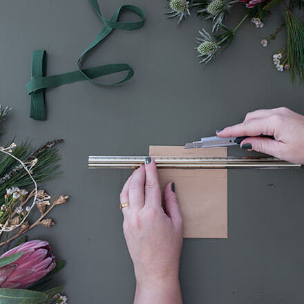 Adventskalender Step2 Blog Mit einem Kattermesser werden die Linien nun eingeschlitzt.