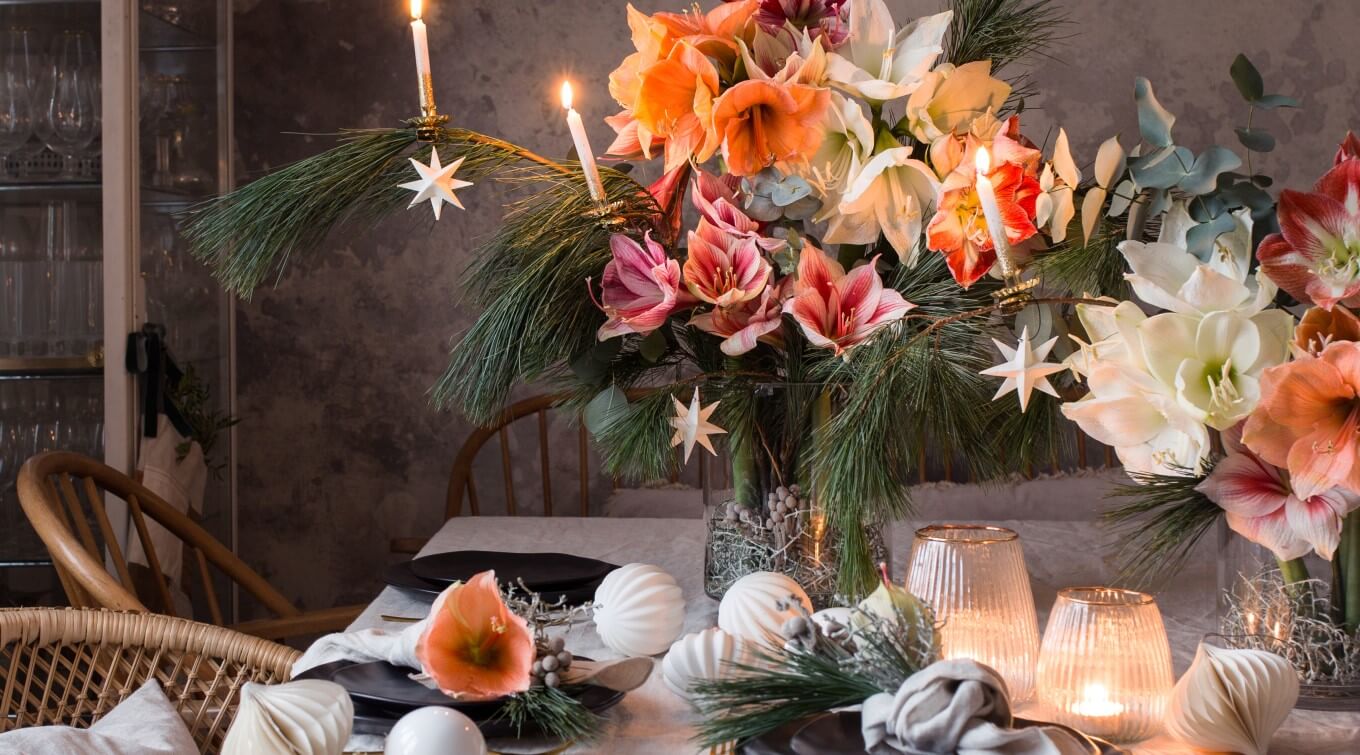 Amaryllis in der Vase arrangieren - DIY Idee dekorierter Weihnachtstisch mit Amaryllis und Kerzen