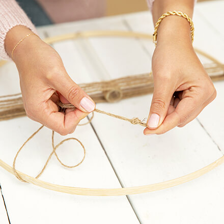 DIY-Blumenring mit Pfingstrose: Schritt 4 eine Schlaufe als Aufhänger für den Blumenring