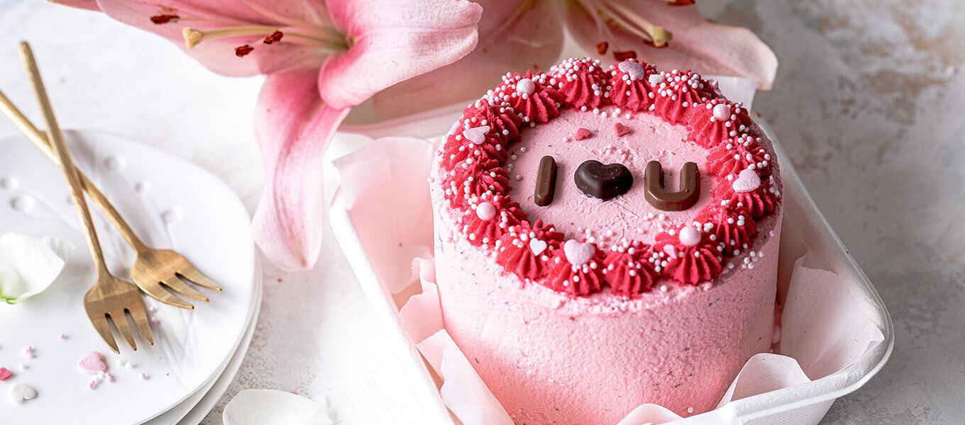 Valentinstagstorte: Süßer Liebesgruß Himbeer Schoko Torte mit Aufschrift "I love you"