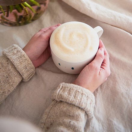 2. Nimm Dir Zeit für Dich. 2 Händer umschließen eine mit Kaffee gefüllte Tasse