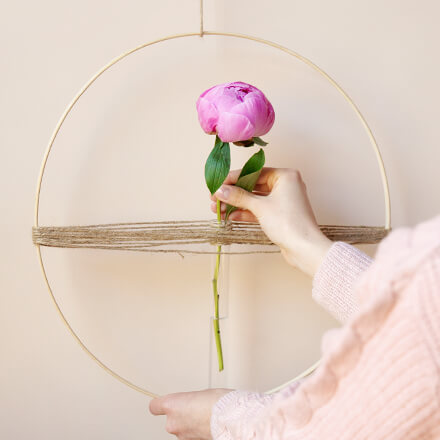 DIY-Blumenring mit Pfingstrose: das Ergebnis fertiges Ergebnis der DIY-Bastelanleitung für einen Blumenring mit Pfingstrose