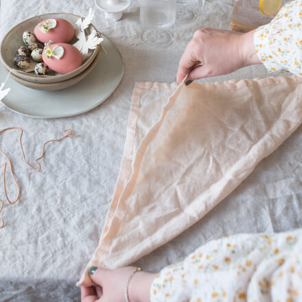 Osterdeko: Tischdeko zu Ostern selber machen: Step 1 Stoffserviette wird diagonal gefaltet