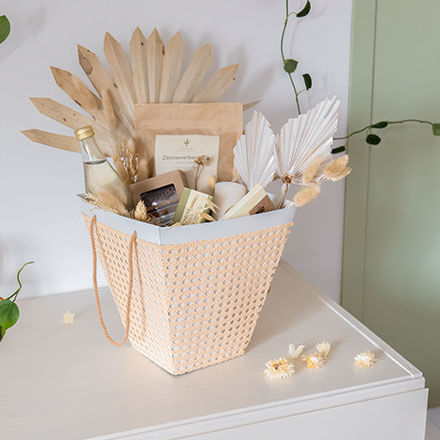 Flower-Bag-Upcycling-Idee zur Geschenkbox: Fertiges DIY Upcycling-Idee von einer Flower-Bag zu einer Geschenkbox mit Wiener Geflecht.