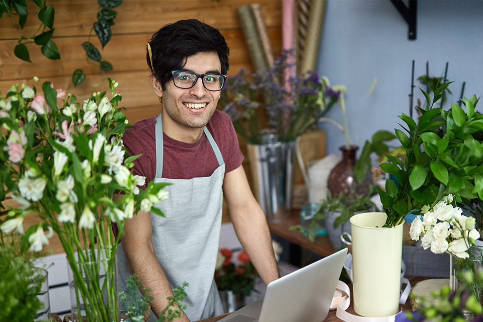 Ausbildung zum Floristen 2 Florist mit Blumenstrauß