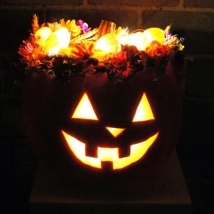 Halloween Ideen Kürbislaterne basteln 5 leuchtende Kürbislaterne im Dunkeln