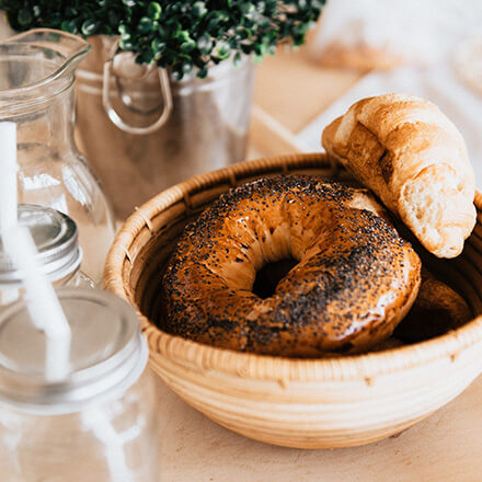 Bagels zum Frühstück Bagel in Frühstücksschale