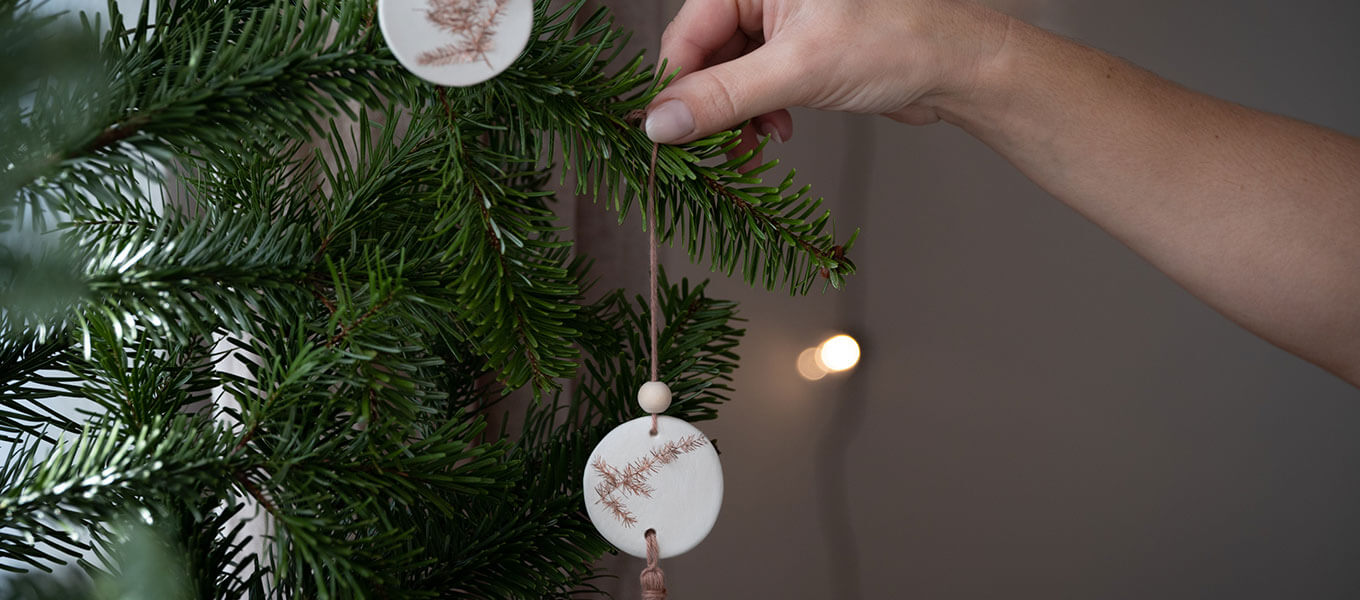 Weihnachtsdeko basteln - Schritt-für-Schritt-Anleitung Fertige Weihnachtsdeko mit Weihnachtsanhänger