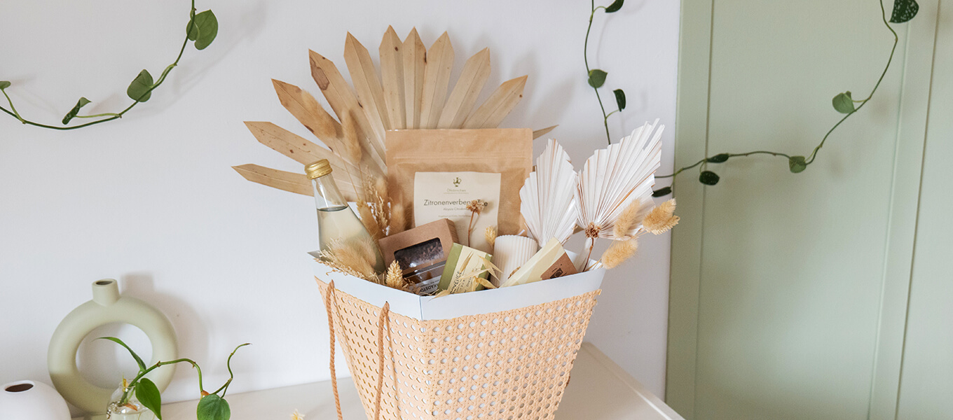 Flower-Bag-Upcycling zur Geschenkbox Upcycling-Idee einer Flower-Bag zur Geschenkbox mit Wiener Geflecht in zarten Naturtönen. Der Inhalt der Geschenkbox kann individuell gewählt werden.