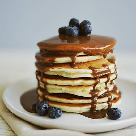 Blueberry-Pancakes Pancakes mit Schokosauce und Blaubeeren
