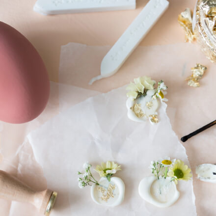 Blumen-Deko für Ostereier: Step 3 abgeschnittene Blüten werden auf einen Tropfen Siegelwachs gelegt