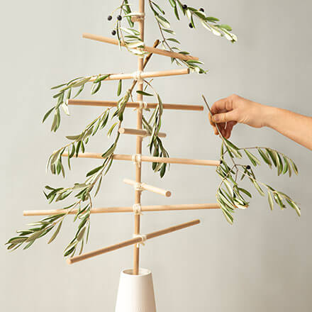 Blog Beitrag Alternativ Weihnachtsbaum Step4 Das Gerüst wird nun mit Olivenzweigen dekoriert.