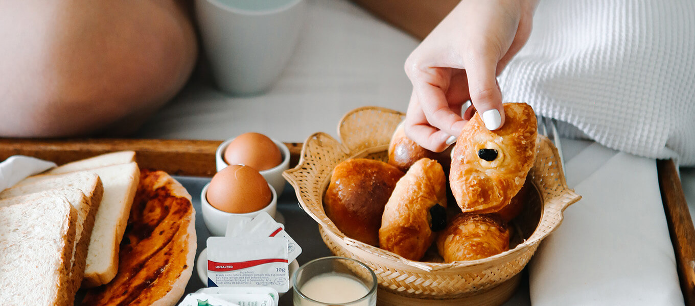 Ideen für ein perfektes Muttertagsfrühstück Zuhause Frühstücksarrangement auf Tablett