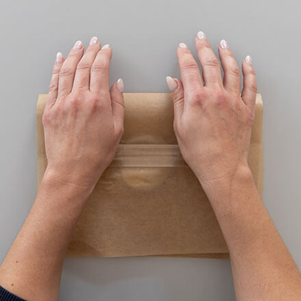 Weihnachtsdeko basteln Schritt 1 Auf der Modelliermasse ist Backpapier. Die Modelliermasse wird ausgerollt.