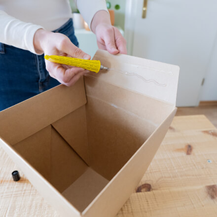 Pflanzen-Ständer für Zimmerpflanzen selber machen: Schritt 7 Flower-Bag Laschen werden mit Kleber fixiert