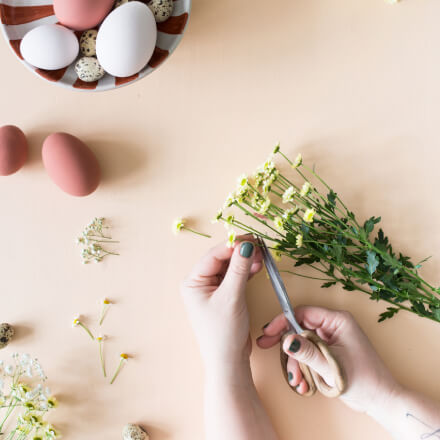 Blumen-Deko für Ostereier: Step 2 einzelne Blumenblüten werden mit einer Schere abgeschnitten