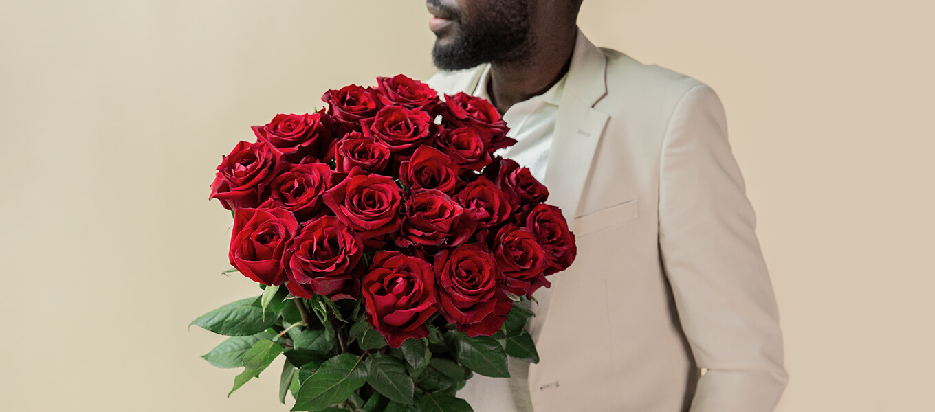 größer Strauß rote Rosen wird von einem Mann gehalten