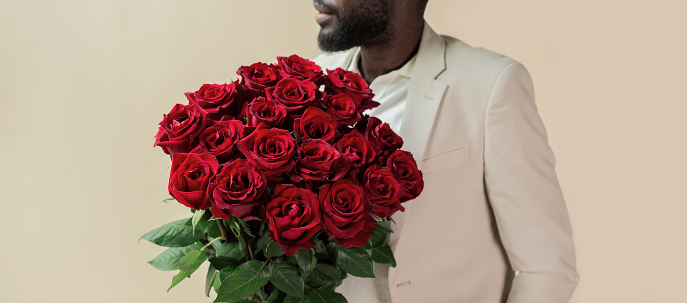 Valentinsgeschenk für ihn größer Strauß rote Rosen wird von einem Mann gehalten