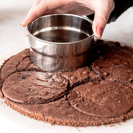 Valentinstag-Torte: Biskuit ausstechen Biskuit wird rund ausgestochen