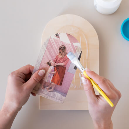 Muttertagsgeschenk basteln: Foto auf Holz Step 5 Foto Transfer Medium wird aufgetragen