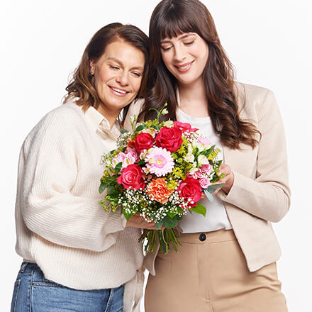 Mutter und Tochter mit einem Blumenstrauß