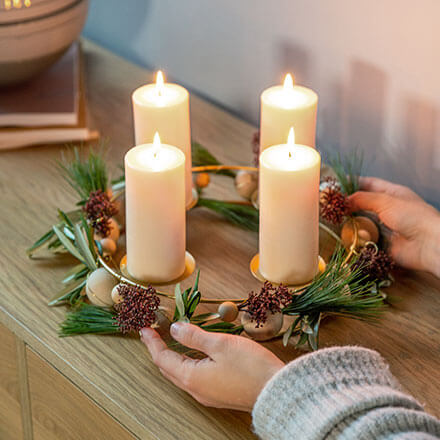Blog Beitrag Adventskranz Step6 Fertiger Adventskranz auf einem Regal