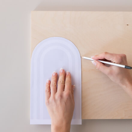 Muttertagsgeschenk basteln: Foto auf Holz Step 1 Schablone wird auf Holz übertragen