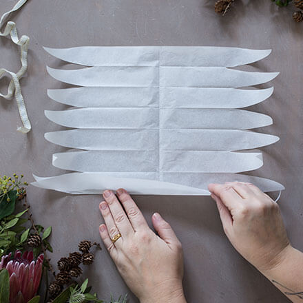 Weihnachtsstern basteln Schritt 5 Das weiße Papier wurde wieder auseinandergefalten und längst zusammengefalten.