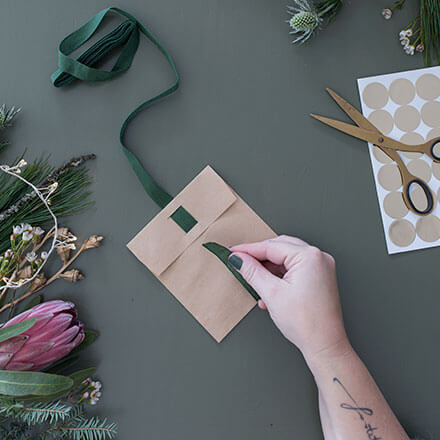 Adventskalender Step3 Blog Durch die enstandenen Schlitze wird nun ein grünes Band gezogen.