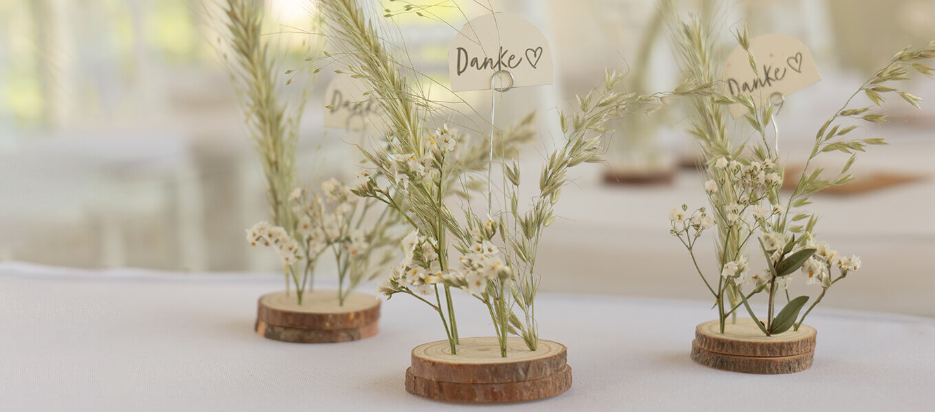Ikebana Gastgeschenk & florale Tischdeko für Deine Hochzeit - DIY Idee 3 kleine Ikebanas mit Trockenblumen und einem "Danke" Schild