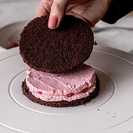 Valentinstag-Torte: zweiten Boden auflegen zweiten Biskuitboden auflegen