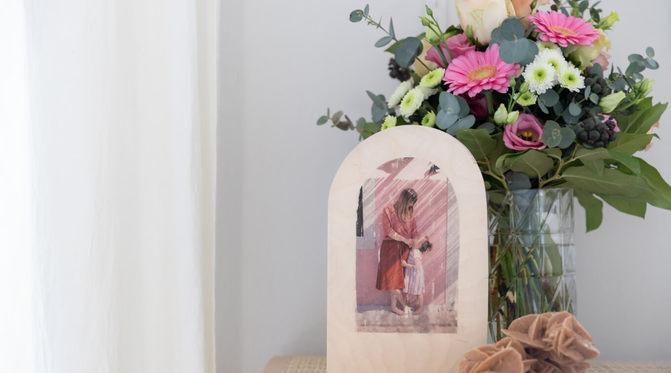 Muttertagsgeschenk basteln: Foto auf Holz DIY-Muttertagsgeschenk: Foto auf Holz auftragen