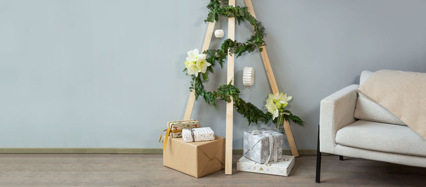 Weihnachtsbaum-Alternative aus Holz mit Eukalyptus und Amaryllis Fertige Weihnachtsbaumalternative mit Holzlatten, Girlande und Amaryllis.