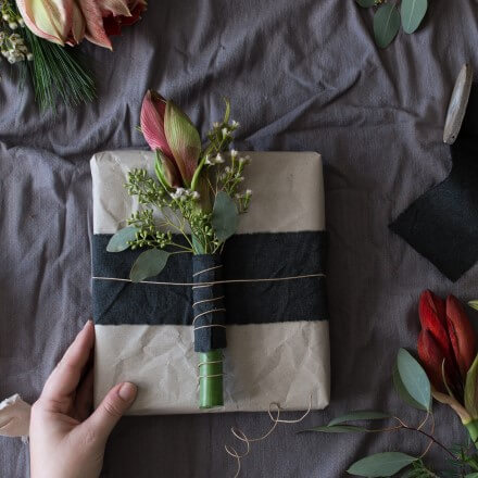Geschenkverpackung mit Amaryllis dekoriert die fertige Geschenkverpackung mit Amaryllis