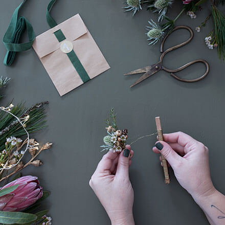 Adventskalender Step6 Blog Zur Dekoration werden kleine Mini-Sträußchen gebunden. Die verschiedenen Blumen und das Bindegrün werden relativ kurz abgeschnitten und mithilfe des Bindedrahts zu kleinen Sträußchen gebunden.