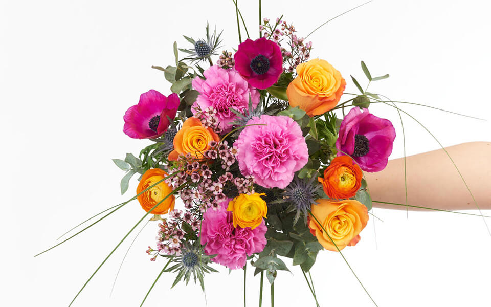 Blumenstrauß mit Ranunkeln in Rosa und Orange