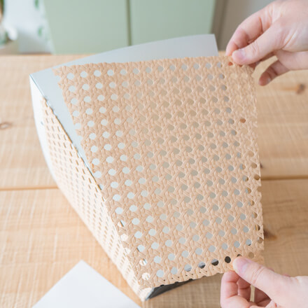 Flower-Bag-Upcycling-Idee zur Geschenkbox: Step 5 Ein Zuschnitt von Wiener Geflecht wird auf eine weiß gefärbte Flower-Bag seitlich angebracht.