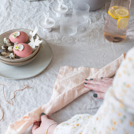 Osterdeko: Tischdeko zu Ostern selber machen: Step 2 Stoffserviette wird in Schmalen Bahnengefaltet