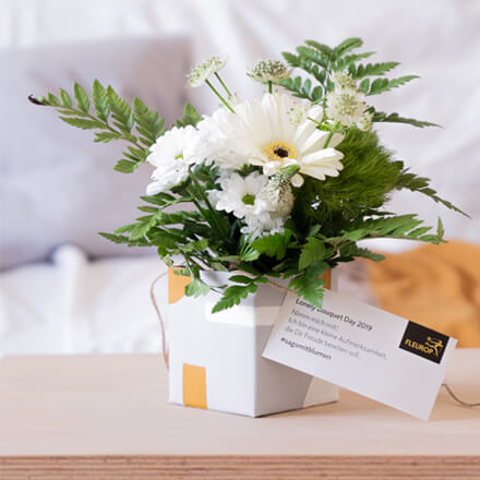 Sträußchen im Upcycling-Behältnis Weißes Blumensträußchen steht in einem schön bemalten Getränkekarton