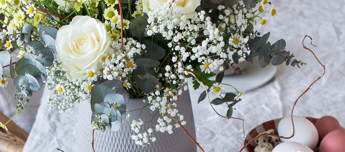 Ostertisch dekorieren dekorierter Tisch zu Ostern mit Blumen und Osterdeko