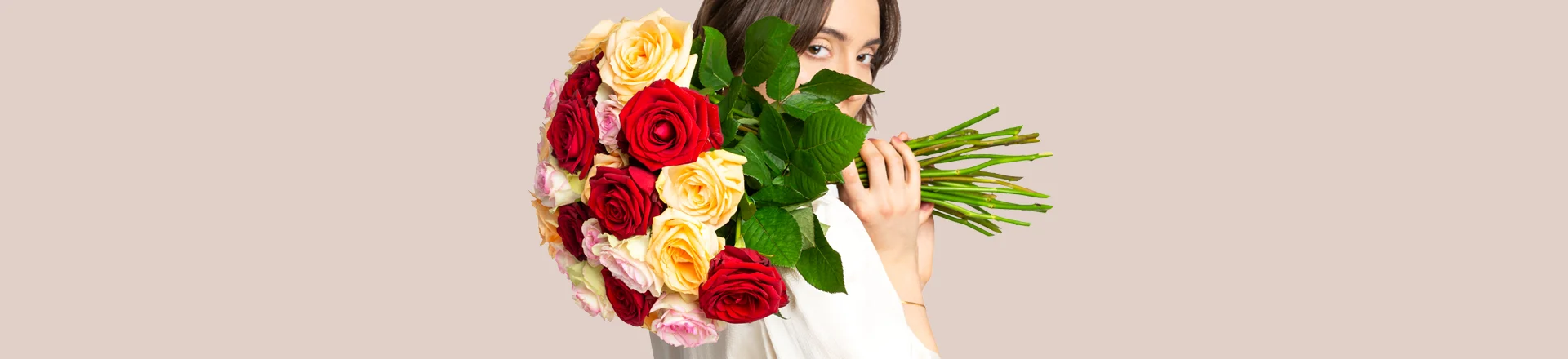 Fleurop Newsletter Anmeldung Frau mit Rosenstrauß