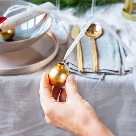 Blog Beitrag Amaryllis Tischdeko Step 2 Weihnachtskugel mit Wasser befüllen