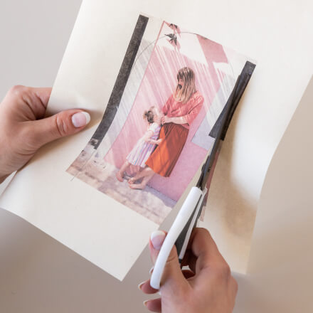 Muttertagsgeschenk basteln: Foto auf Holz Step 4 Foto wird zurecht geschnitten