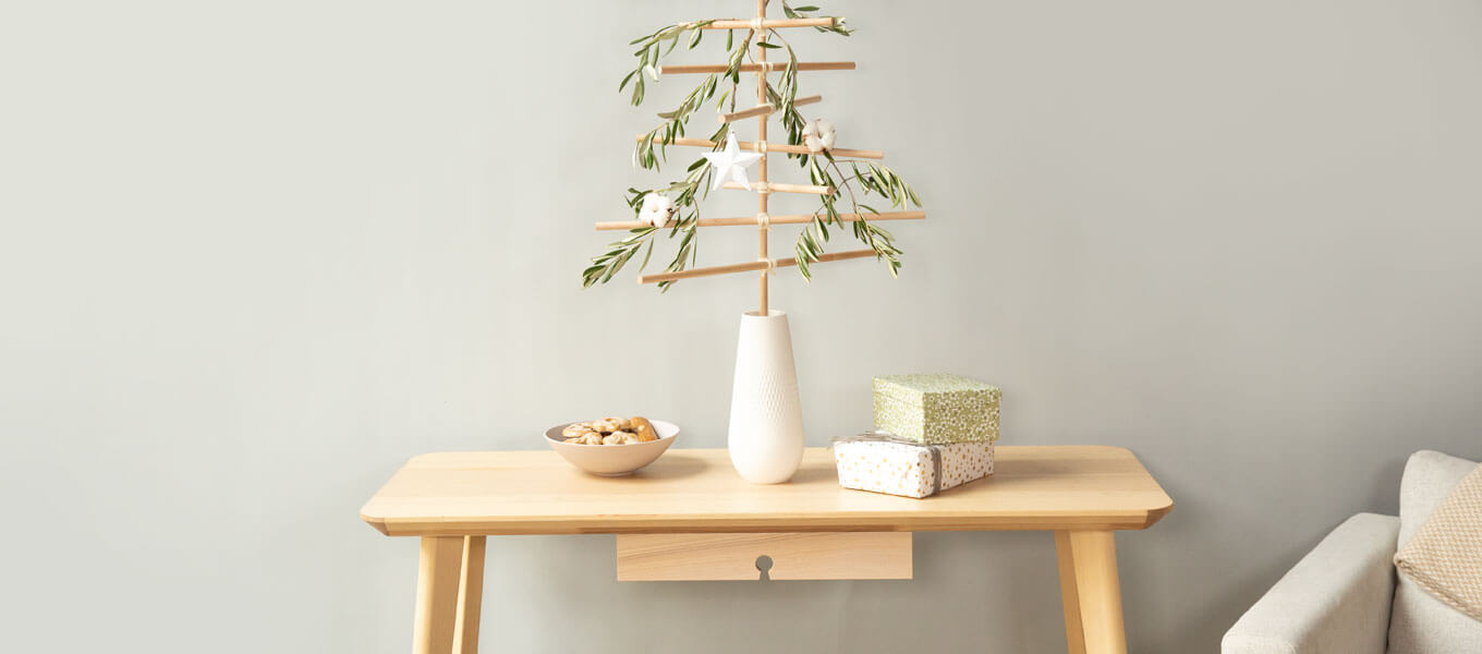 Weihnachtsbaum-Alternative mit Olivenzweigen Fertige Weihnachtsbaumalternative aus Holz und Olivenzweigen.
