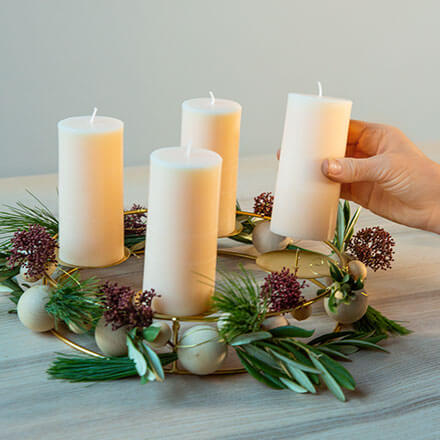 Blog Beitrag Adventskranz Step5 Es werden vier Kerzen auf den Adventskranz gesteckt.