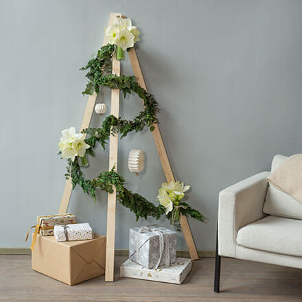 Blog Beitrag Alternativ Weihnachtsbaum Fertige Weihnachtsbaumalternative mit Holzlatten, Girlande und Amaryllis.
