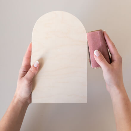 Muttertagsgeschenk basteln: Foto auf Holz Step 3 Kanten werden mit Schleifpapier abgeschliffen